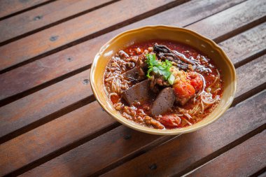 Baharatlı domuz eti sosu (Nam ngiao ile pirinç noodle)