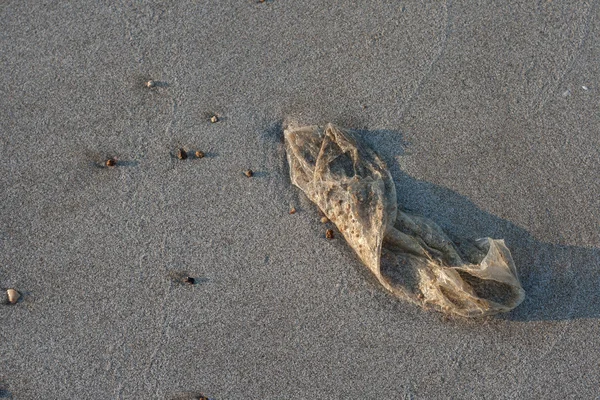 Használt műanyag zsák szemetet, homokos strand — Stock Fotó