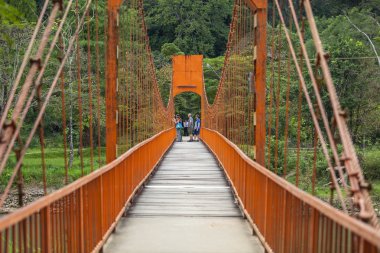 Vang Vieng, Laos - 6 Aralık 2012: turistler kırmızı köprüde fotoğraf çekiyorlar.
