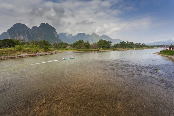 Vang Vieng Una Ciudad Orientada Turismo Laos Ubicada Provincia Vientiane — Foto de Stock