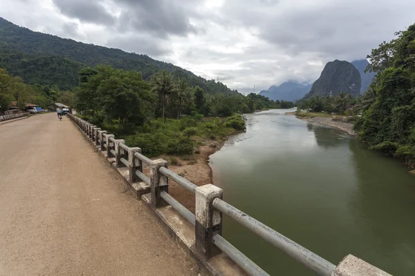 Vang Vieng Město Turistikou Laosu Nachází Provincii Vientiane Asi Čtyři — Stock fotografie