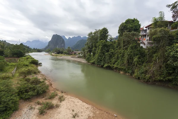 Vang Vieng Město Turistikou Laosu Nachází Provincii Vientiane Asi Čtyři — Stock fotografie