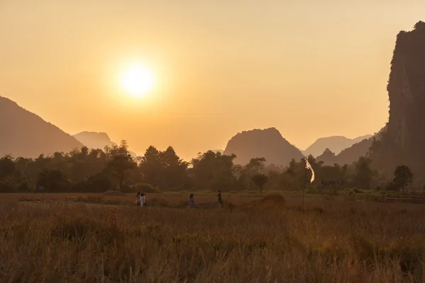 Vang Vieng Město Turistikou Laosu Nachází Provincii Vientiane Asi Čtyři — Stock fotografie