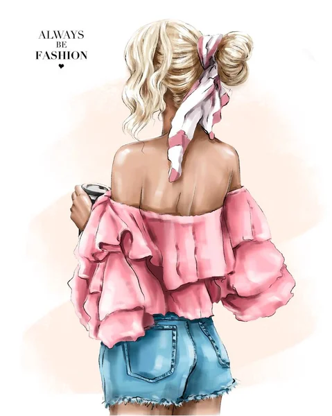 Moda sarışın kız geri döndü. Moda bakışı. Kot şortlu şık bir kız. Elinde kağıt kahve fincanı tutan sarışın. Güzel saç stili olan bir kadın. Moda çizimi.