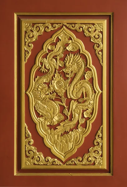 Bois Dragon doré sculpté sur la porte du temple chinois rouge — Photo