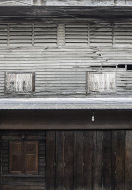 Ahşap pencere ve dokulu antika ahşap duvar