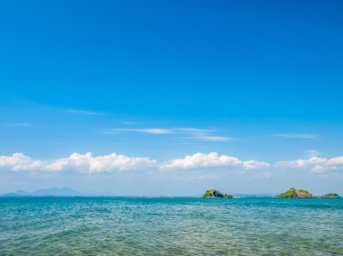 Panoramik görünümü, küçük tropik ada mavi gökyüzü ile