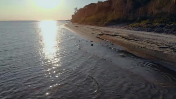 Coucher de soleil sur la plage de mer sauvage avec des vagues — Video