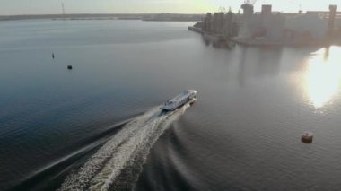 Turist hidrofoil eğlence teknesi sanayi gemi inşaatı bölgesinde limana yanaştı