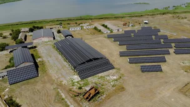 美丽的晴天，安装在农村建筑物屋顶上生产绿色电力燃料的太阳能发电厂的空中景观 — 图库视频影像