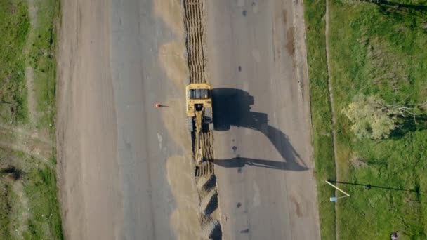 Kúszó kotrógép ásóterülete az út átalakításához — Stock videók