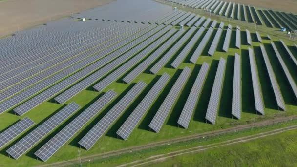 Vista aérea da central de energia solar. Fazenda com módulos de combustível elétrico verde renovável — Vídeo de Stock