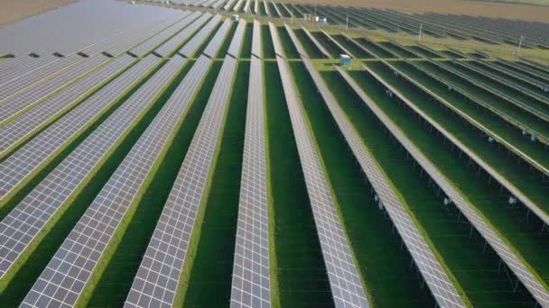 Luftaufnahme von Sonnenkollektoren zur Stromerzeugung. Saubere grüne Technologien für erneuerbare Brennstoffe — Stockvideo