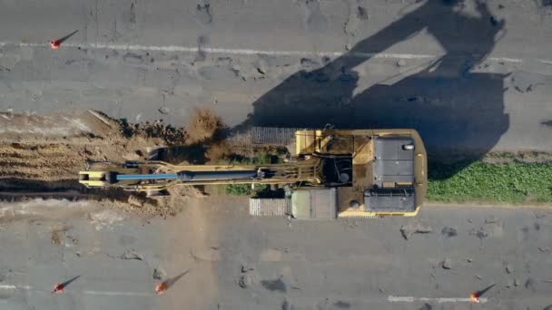 Büyük sürüngen kazıcı zemin kazar ve asfalt yolda büyük onarımlar yapar — Stok video