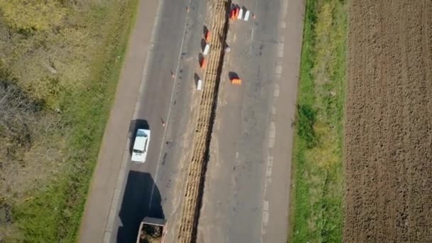 Große Reparaturen an alter gepflasterter Straße mit Muldenkipper und Raupenbagger — Stockvideo