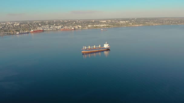 Veduta del molo con le navi ormeggiate e chiatta vicino alla città sul fiume — Video Stock