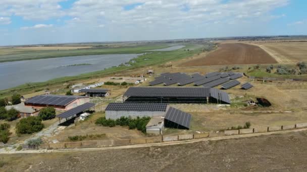 Petite centrale solaire montée sur les toits des bâtiments agricoles pour produire du combustible électrique vert — Video