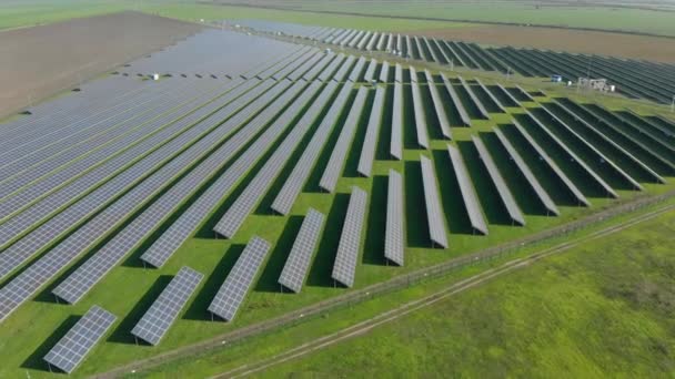 Экология солнечных электростанций панелей в поле. Пейзаж зеленого электрического топлива на закате — стоковое видео