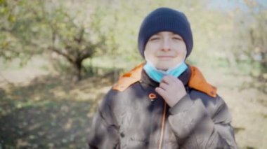 Koronavirüs önleme için koruyucu maskeyi çıkartın salgının bitiminden sonra başparmağınızı kaldırın.