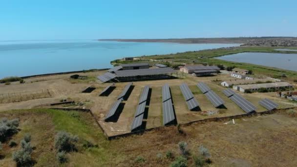 Έκταση γεωργικής γης με καλυμμένα αγρονομικά κτίρια με ηλιακούς συλλέκτες για την παραγωγή πράσινης ηλεκτρικής ενέργειας — Αρχείο Βίντεο