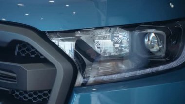 Ticaret platformundaki krupiye merkezinde modern araba modelinin farlarını kapat