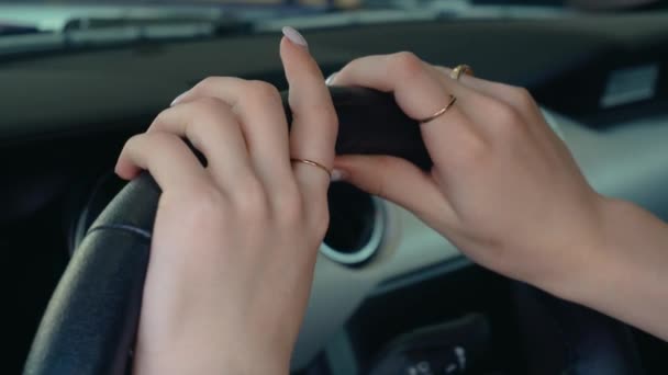 Kobieta siedzi we wnętrzu samochodu zbliżenie rąk na kierownicy w pokazie silnikowym — Wideo stockowe