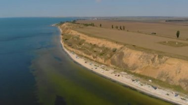 Güneşli bir yaz gününün ortasında, sakin bir kamp alanında, suyun üzerinde uçmak.