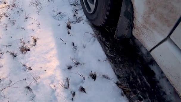 Close-up roda de carro poderoso na neve movimento inicial com deslizamento e pulverização voando direto para a câmera — Vídeo de Stock