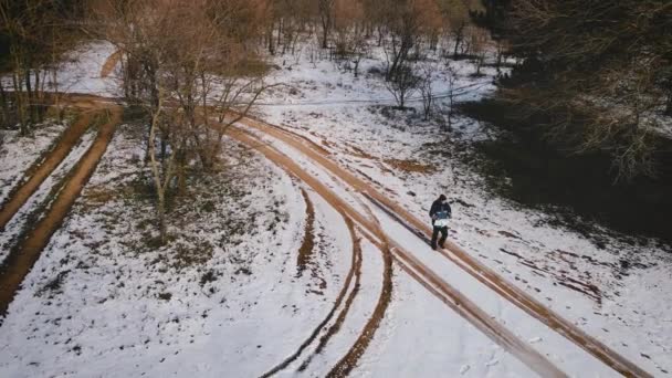 Sırt çantalı genç adam sisli kış ormanlarında yürüyor. Sırt çantalı bir erkek doğa yürüyüşçüsü. — Stok video