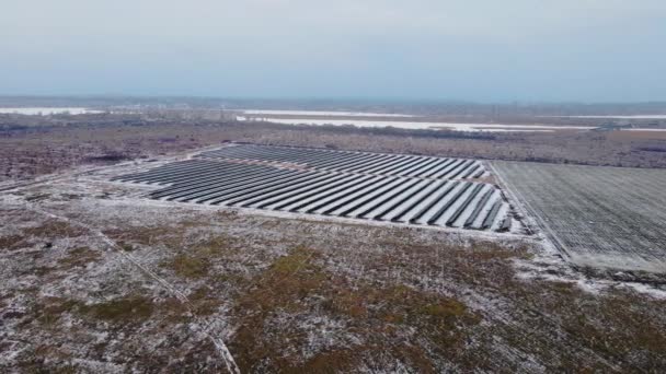Ekologiczne panele słoneczne na zaśnieżonych polach produkują w zimie innowacje elektryczne — Wideo stockowe