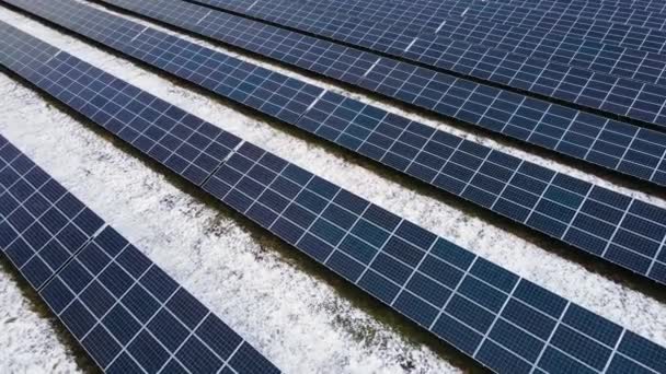 Sluiting van een zonnecentrale met fotovoltaïsche elementen voor de opwekking van hernieuwbare energie in besneeuwd gebied in de winter — Stockvideo