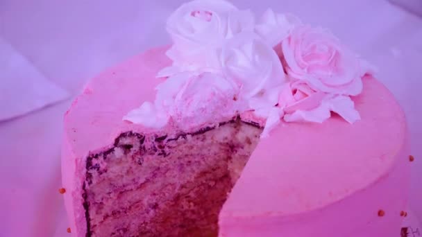 Pedaço fatiado de bolo de esponja de aniversário com decoração de flor de creme na mesa na festa da noite dos jovens em raios de música leve — Vídeo de Stock