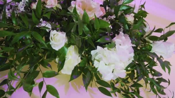 Dekorace živých jemných květin bez lidí na svatební party u příležitosti svatby — Stock video