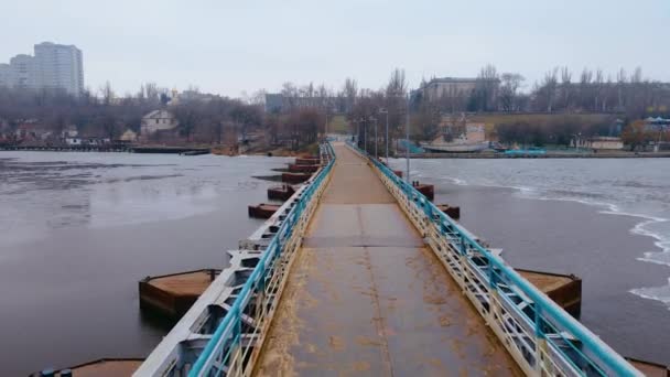 Ponte pedonale dipinto a colori della bandiera nazionale sull'Ucraina simboleggia la democrazia nel paese europeo — Video Stock