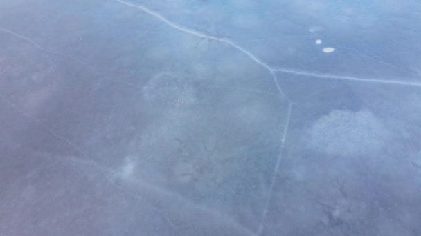 Schöne Landschaft gefrorenes Wasser im Schiffshafen oder Frachtterminal und schmelzendes Eis — Stockvideo