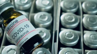 Antikoronavirüs ile dolu sıra sıra kutular. Bakteriyoloji laboratuarında aşı için modern aşı enjeksiyona hazır.