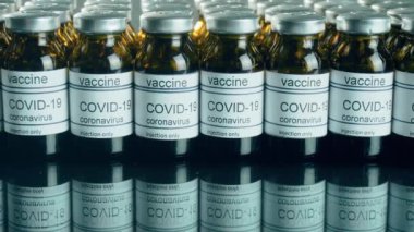 Coronavirus aşısı geliştirildi ve tıp uzmanları ve risk altındaki insanların enjeksiyonu için sırada bekleyen ampuller var.