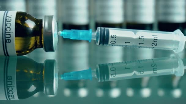 Ampullen mit Coronavirus-Impfstoff-Injektion und Spritze im Zentrum der medizinischen Versorgung — Stockvideo