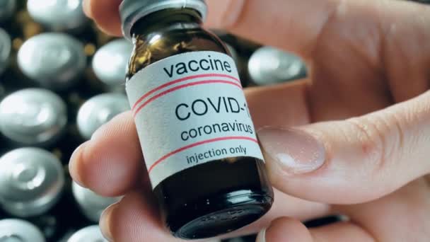女性科学者を閉鎖するアンプルを手に新しい薬開発ワクチン — ストック動画