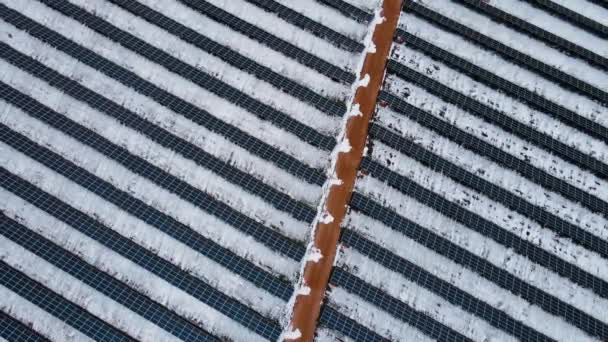 Güneş panelleri olan güçlü istasyonun hava görüntüsü kışın karlı alanda güneş ışığının yardımıyla elektrik akımı üretir. — Stok video