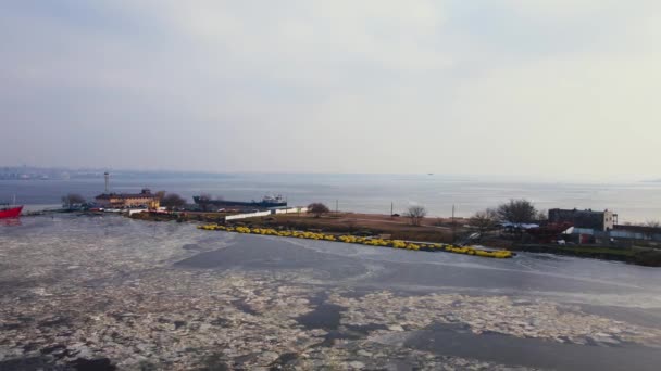 Port gelé avec glace fondante sur l'eau et navire amarré près du terminal international — Video