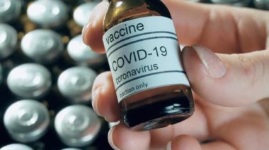 Coronavirus aşı şişelerini ya da ilaç endüstrisini gösteren tüpleri kapatın.