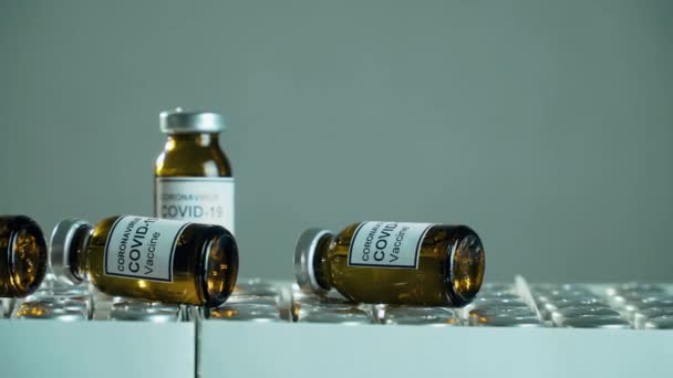 Scatole con flaconi di farmaci anti-coronavirus vaccino farmacologia dopo la fabbricazione — Video Stock