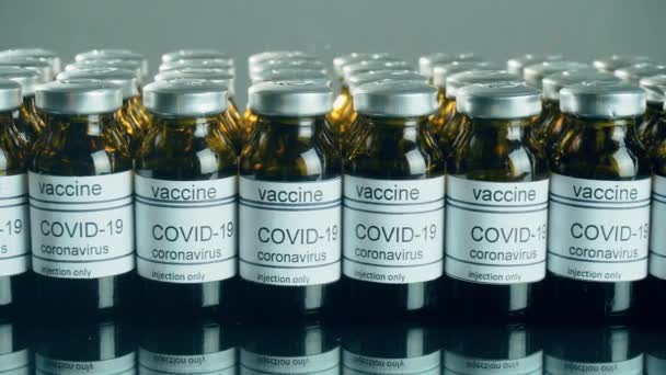 Вакцина від коронавірусу виявляється в медичній лабораторії. Ампула або пляшка з аптечними препаратами — стокове відео