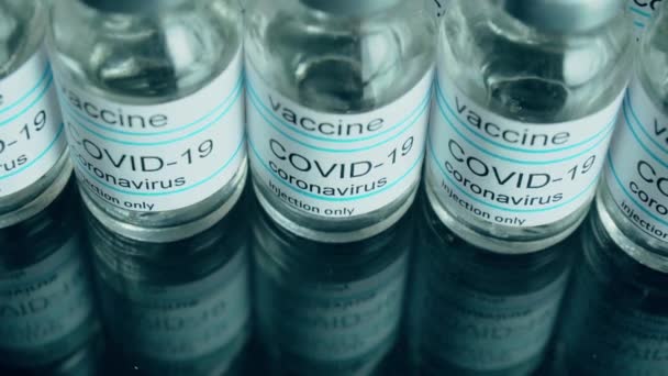 Cam şişelerde koronavirüs aşısı geliştirilmesi ve üretilmesi — Stok video