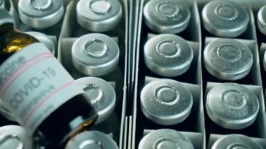 Coronavirus aşısı geliştirildi ve tıbbi uzmanların enjeksiyonu için ampuller ve risk altındaki insanlar kutularda paketleniyordu.