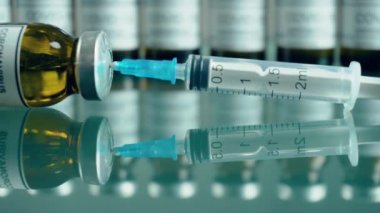 Koronavirüs aşısı aşısı ve şırıngayla dolu ampuller insanları kurtarmak için hazır.