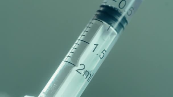 Medische onderzoeker vult spuit met anti-coronavirus vaccin of andere farmacie geneesmiddelen in macro — Stockvideo
