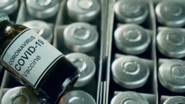 Kutuda anti koronavirüs aşısı olan şişeler ya da şişeler, yeni ilaçlar geliştiriliyor.