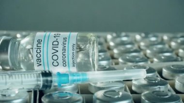 Eczane ilaçları ve şırıngayla şişeden alınan anti koronavirüs aşılama tedavisi